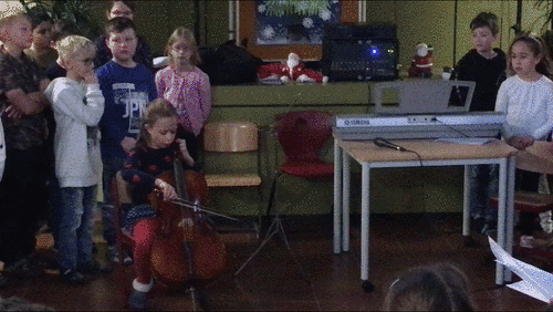 Kind spielt Cello